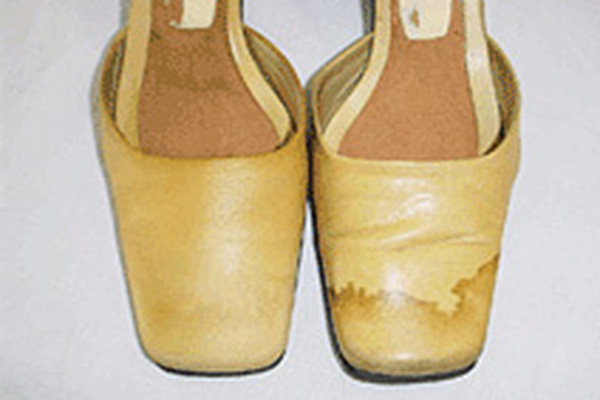 汚れた靴の画像
